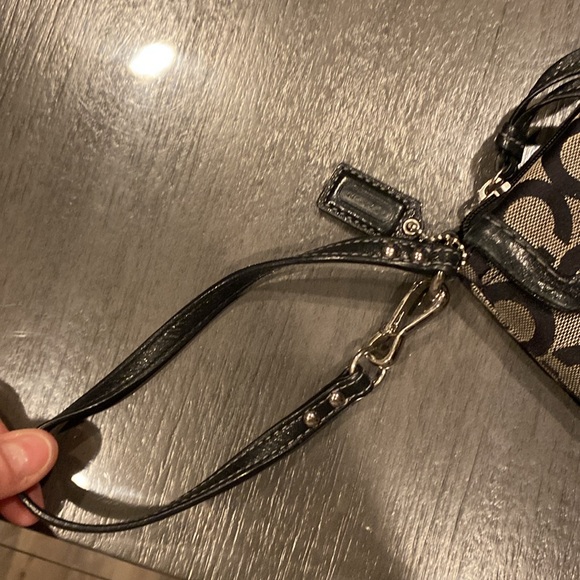 SOLD Coach super cute wristlet 🖤🖤like new 🖤🖤 Color block adorable little bag- - Picture 7 of 15